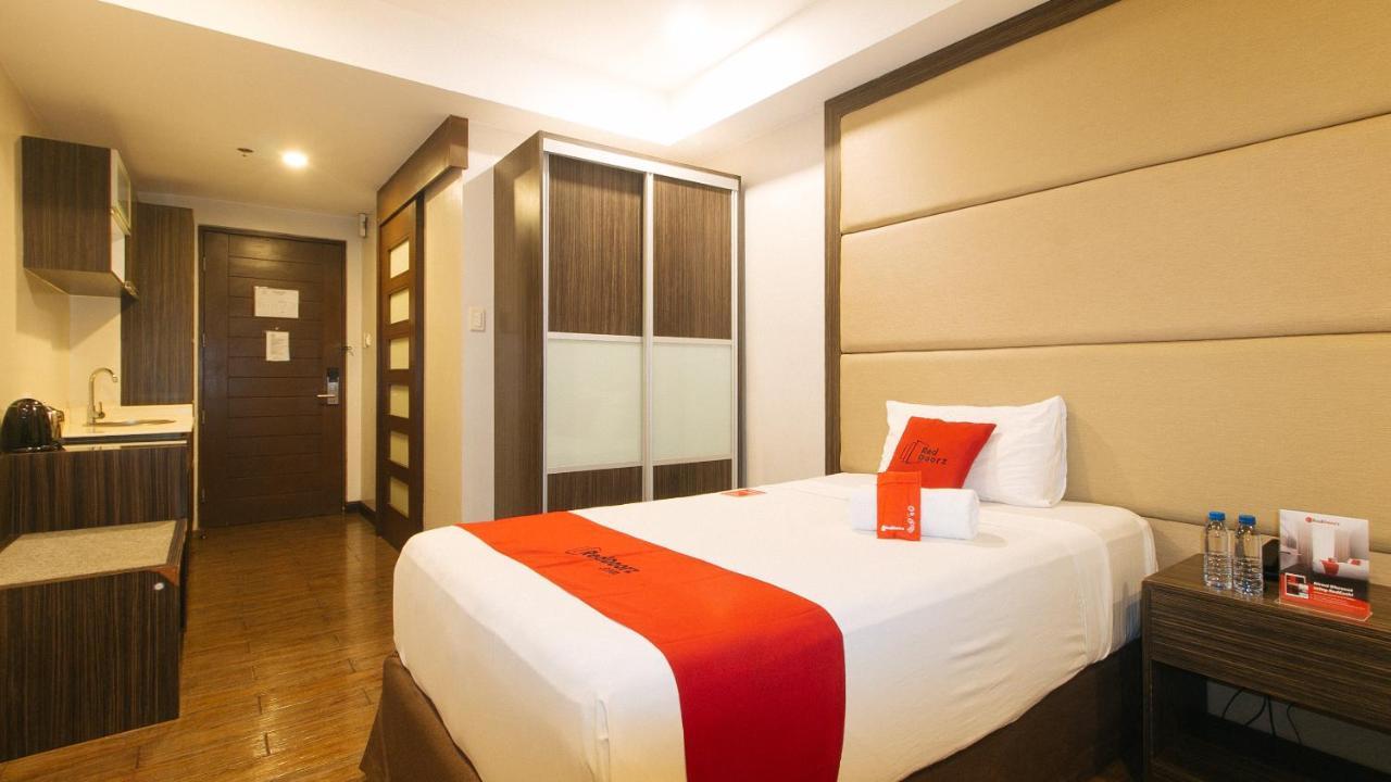 Hotel Reddoorz Premium @ West Avenue Quezon City Esterno foto