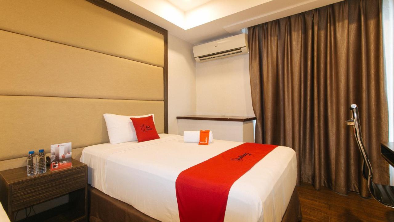 Hotel Reddoorz Premium @ West Avenue Quezon City Esterno foto