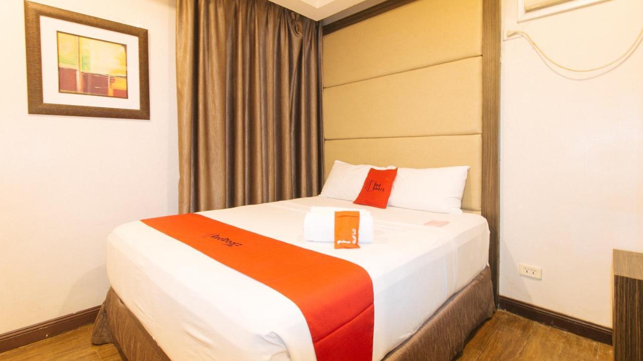 Hotel Reddoorz Premium @ West Avenue Quezon City Esterno foto